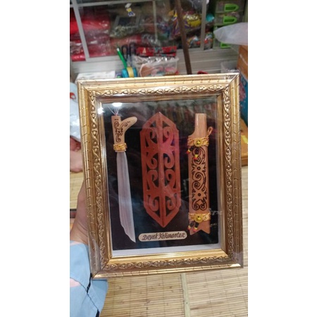 pajangan dinding khas dayak
