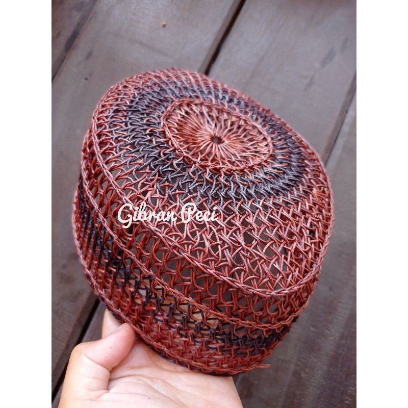 Peci rotan coklat motif hitam finishing getah mirip peci resam/kopiah jangang coklat kombinasi hitam