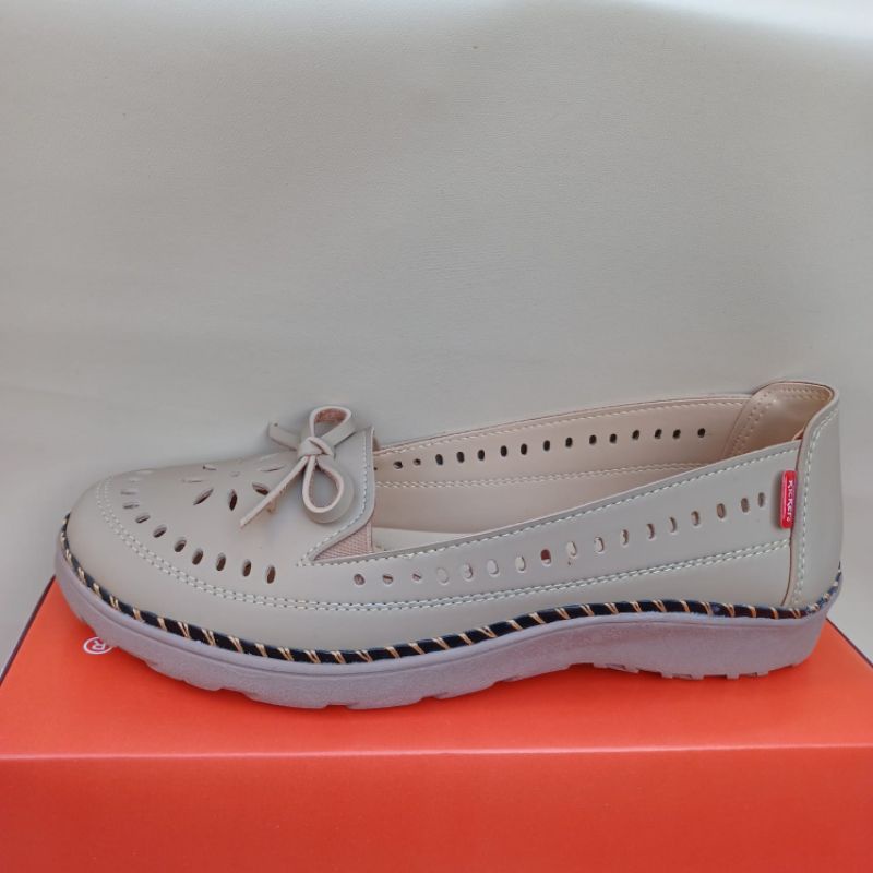 sepatu kickers wanita slip on big size  SIZE :  36 SD  43  Rp  190.000.-